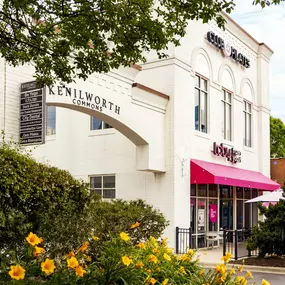 Nearby shopping and dining at Kenilworth Commons near Camden Dilworth in Charlotte, NC