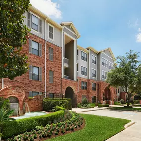 Camden Heights Apartments in Houston, TX Exterior with water feature and lush landscaping