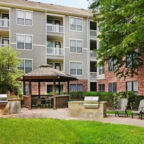 Outdoor grills and dining area at Camden Heights Apartments in Houston, TX