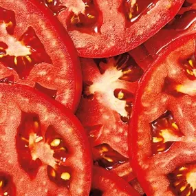 Nous découpons nos tomates et oignons chaque jour dans nos restaurants afin qu'ils soient toujours frais dans vos burgers. C'est sans doute pour ça que vous sentez si bien le goût et la texture de tous nos ingrédients.