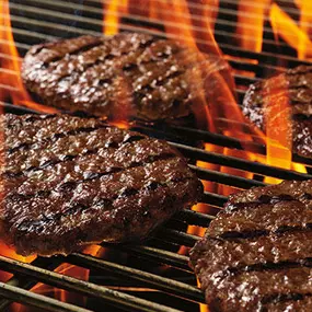 Nous n'avons jamais éteint le grill! Depuis plus de 60 ans, nous sommes fidèles à la tradition de fabrication de nos burgers. 100% boeuf grillé sur un vrai feu et légumes frais, ce goût unique que vous pouvez ressentir à chaque bouchée!