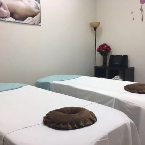 Nothing says love like the gift of relaxation.  What better way to give that gift than share that gift in our inviting Couples Massage Rooms.  It’s what you’ve come to expect from Massage Heights but in a larger room, with 2 of our Signature Tables with 2 Therapists….one working on each of you.