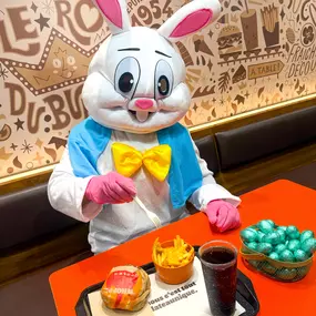???????? Même le lapin de Pâques a besoin d’une pause… et devinez où il a foncé ? Après avoir bondi toute la matinée, il a lâché les œufs pour un Whopper® bien chaud (et franchement, on peut pas lui en vouloir). ???? Et vous, vous venez chercher quoi aujourd’hui ? Un Whopper® ? Des œufs ? Pourquoi pas les deux ? ????