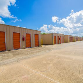 Able Self Storage in Pearland, TX offers easy-access drive-up non-climate-controlled self storage units in multiple sizes to fit all of your belongings at affordable rates to fit your budget.