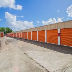 Able Self Storage in Pearland, TX offers easy-access drive-up non-climate-controlled self storage units in multiple sizes to fit all of your belongings at affordable rates to fit your budget.