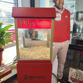 Jake wants YOU to come celebrate National Popcorn Day with us! ???? Pop on in for some hot popcorn and ask us what we can do for you! 

#goodneighbornewyear #GoodNeighborCheck #kimdupreestatefarm #jakefromstatefarm #statefarm #NationalPopcornDay