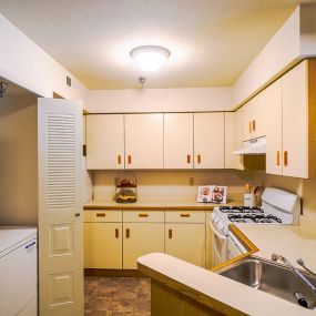 Kitchen with Washer/Dryer Set