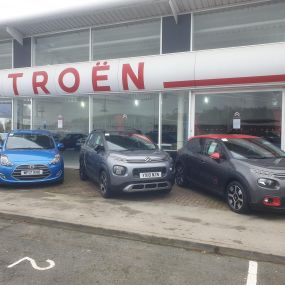 Cars outside the front of the Citroen Hull dealership