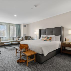 Oxford Hotel Bend is the only nationally recognized boutique four-diamond hotel in Central Oregon. Our upscale accommodations offer an organic fusion of sustainability with luxurious amenities and incomparable service.