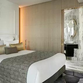 Bild von La Clef Champs-Élysées Paris by The Crest Collection