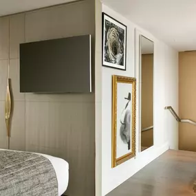 Bild von La Clef Champs-Élysées Paris by The Crest Collection