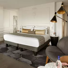 Bild von La Clef Champs-Élysées Paris by The Crest Collection