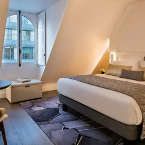 Bild von La Clef Champs-Élysées Paris by The Crest Collection