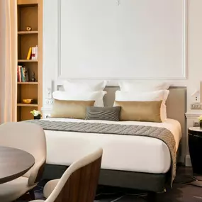 Bild von La Clef Champs-Élysées Paris by The Crest Collection