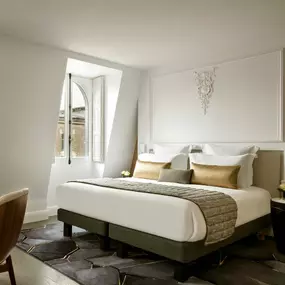 Bild von La Clef Champs-Élysées Paris by The Crest Collection