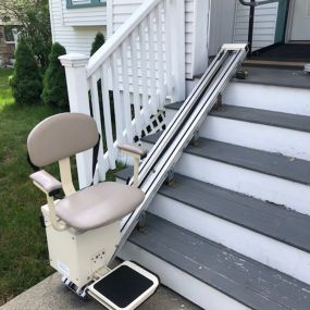 The Amramp Boston team installed this outdoor stairlift to provide easy access up and down the front steps of this West Roxbury, MA home.