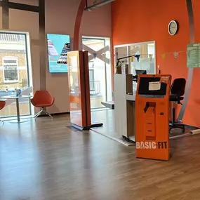 Basic-Fit Doetinchem Burgemeester van Nispenstraat 24/7 - balie