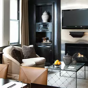 Parlor Room , Beacon Hill Studio Room - Approximately 485 square feet. Perfect area for a meeting of up to 12 people. Large sitting area, grand mahogany table, private bathroom, natural light and windows that open and allow for fresh air. Highspeed Internet (complimentary), 42” flat screen LCD TV, and fireplace.