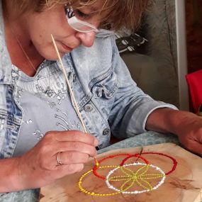 Rita de Ruijter, acupuncturist, homeopaat en hartcoherentiecoach van BeleefBalans is hier bezig met het maken van kunst