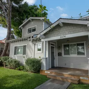 Exterior of Clearview’s residential housing for treatment, set in a quiet Venice Beach neighborhood with trees and lawn.