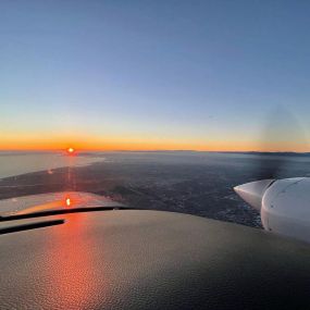 With its sunny weather, Arizona provides an ideal backdrop for year-round flight training, ensuring minimal interruptions. Its diverse landscapes and busy airspace create an ideal learning environment, making Arizona home to some of the best flight schools in the USA.