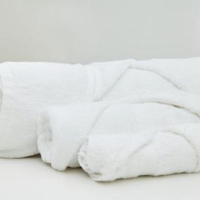 Bath towel bundles include 3 linens including a washcloth, hand towel, and bath towel. Rent a bundle for each person staying the night during your Outer Banks vacation.