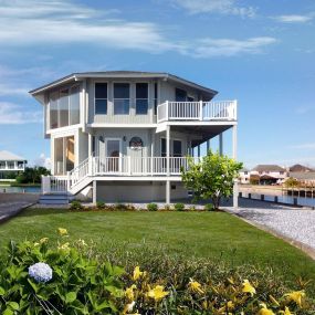Like the many thousands of Topsider coastal homes built since 1968, this was engineered to withstand hurricane-force winds and specified with low-maintenance exterior finishes and high-impact glass windows.