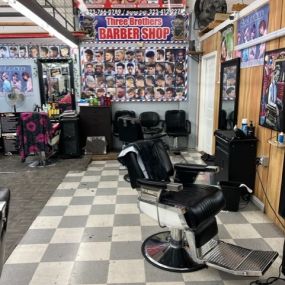 THREE BROTHERS BARBER SHOP - instalaciones