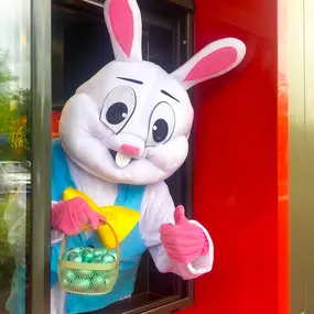 ???????? Même le lapin de Pâques a besoin d’une pause… et devinez où il a foncé ? Après avoir bondi toute la matinée, il a lâché les œufs pour un Whopper® bien chaud (et franchement, on peut pas lui en vouloir). ???? Et vous, vous venez chercher quoi aujourd’hui ? Un Whopper® ? Des œufs ? Pourquoi pas les deux ? ????