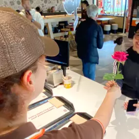 ???? Bonne fête à toutes les mamans ! ???? Aujourd’hui chez Burger King, on a décidé de leur dire merci… à notre façon ❤️ Une rose offerte à chaque maman qui passe chez nous ✨
????Un petit geste, un bon burger… et un grand sourire garanti ????