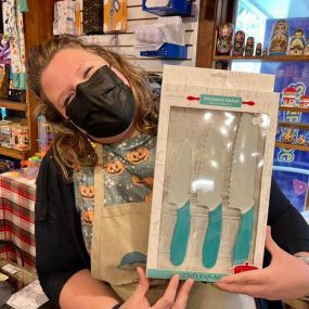 FUN FACT: These kid-safe knives ???? can cut vegetables ???? but not fingers!
FUN FACT #2: Before Emily was the world’s best toy store manager, she was a chef! And these knives are Chef Emily approved! ????