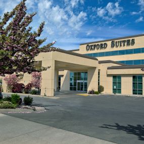 Oxford Suites is known for being the industry leader in value added amenities. Whether traveling for business or pleasure, our tastefully appointed guestroom suites are designed to provide comfort and convenience away from home.