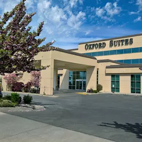 Oxford Suites is known for being the industry leader in value added amenities. Whether traveling for business or pleasure, our tastefully appointed guestroom suites are designed to provide comfort and convenience away from home.