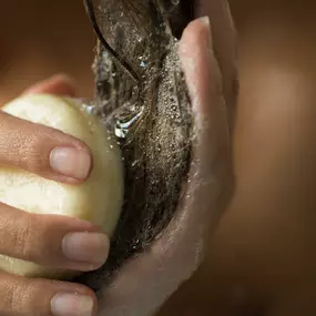 Bourdonnez de plaisir avec ce Shampoing solide nourrissant au miel issu du commerce équitable. Il dépose sur la chevelure un délicieux parfum de caramel. L'huile essentielle d'orange antioxydante donne de l'éclat aux cheveux. Le miel naturellement humectant est l'allié idéal des cheveux qui ont besoin d'hydratation.