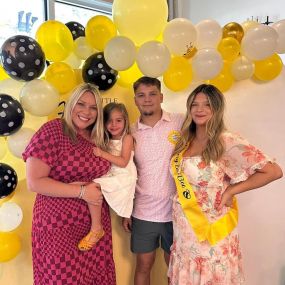 Such a BEE-autiful weekend celebrating baby Londyn ???????????? We are so excited for Fannie’s new title, MIMI  ????????