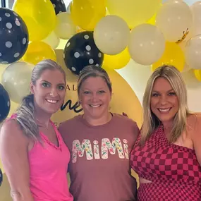 Such a BEE-autiful weekend celebrating baby Londyn ???????????? We are so excited for Fannie’s new title, MIMI  ????????