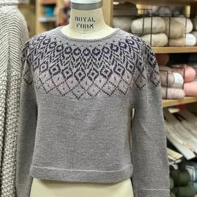 This color combo feels just right on a gray, wintery day: Rowan Alpaca Soft DK in Trench Coat, paired with Spincycle Dream State in Shades of Earth.

The pattern is Snedronningen by @lilalu72 - so cozy to knit AND to wear!