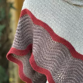 We’re headed into a frosty weekend, which is a great time to have something cozy in your hands!
Armadale by Melanie Berg is a beautiful melange of textures, and so luxuriously soft in The Fibre Company Road to China Light. Many thanks to @smarsknits for letting me borrow hers ????