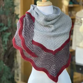 We’re headed into a frosty weekend, which is a great time to have something cozy in your hands!
Armadale by Melanie Berg is a beautiful melange of textures, and so luxuriously soft in The Fibre Company Road to China Light. Many thanks to @smarsknits for letting me borrow hers ????