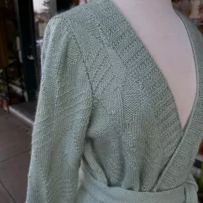 Casual, cozy yet also elevated - it’s Movement cardigan designed by @georgiafarrelldesign ????
If you haven’t tried blending silk mohair with cotton before, you’re in for a treat! The knitted fabric is luxuriously soft and just warm enough for changeable spring weather.