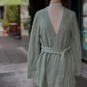 Casual, cozy yet also elevated - it’s Movement cardigan designed by @georgiafarrelldesign ????
If you haven’t tried blending silk mohair with cotton before, you’re in for a treat! The knitted fabric is luxuriously soft and just warm enough for changeable spring weather.