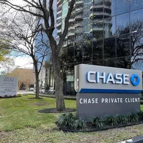 Chase building exterior in Houston, TX for Guide to Good Divorce