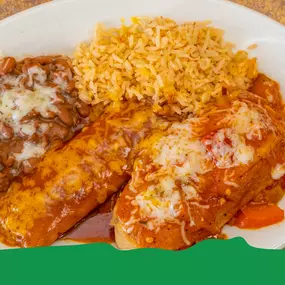 Plato de enchilada con un chile relleno