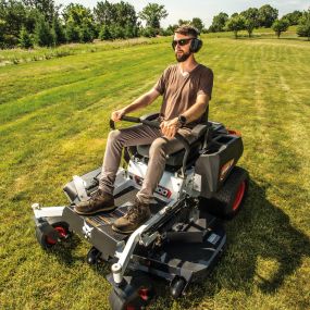 A Bobcat ZT2000 zero-turn mower