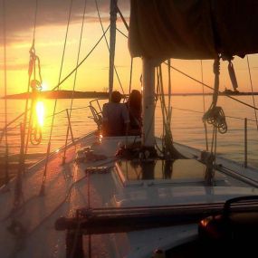 Bild von Poet's Lounge Sailing Charters