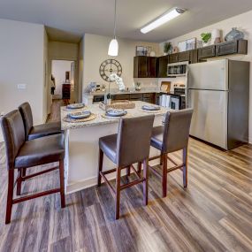 U Pointe Kennesaw - Kitchen and Dining Room