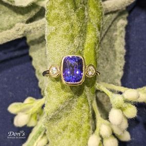 Check out this colorful new custom design! This design consists of ✨sparkly✨ diamonds and a beautiful tanzanite center stone!