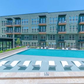 Flats side pool with in-water loungers