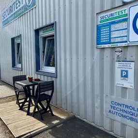 Terrasse pour attendre son véhicule au soleil