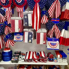 ????????????✨ Three cheers for the Red, White and Blue! We’ve got everything you need for a bang up Fourth of July celebration! Whether you are celebrating with a backyard BBQ, a neighborhood block party, attending a 4th of July parade, spending the day at the beach or just chilling and watching fireworks, we have all the party supplies, catering goods, patriotic wearables, red white and blue decorations and balloons to make your Independence Day amazing! ????????????????